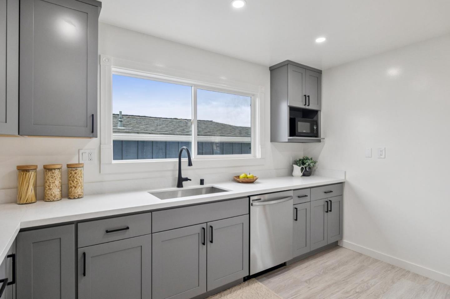 Detail Gallery Image 13 of 49 For 648 Saint Francis Blvd, Daly City,  CA 94015 - 7 Beds | 4 Baths