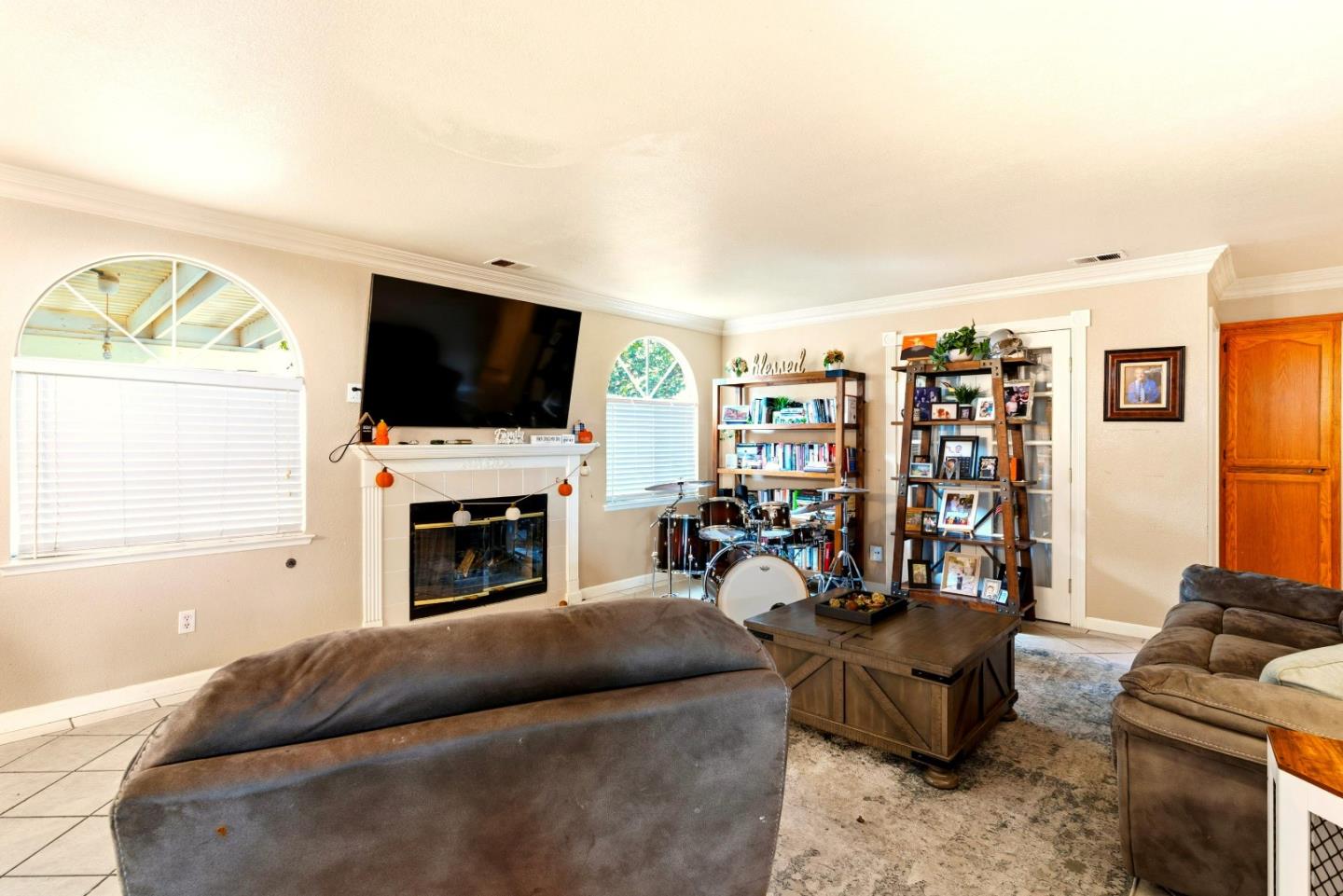 Detail Gallery Image 10 of 28 For 1950 Parkview Cir, Hollister,  CA 95023 - 5 Beds | 3 Baths