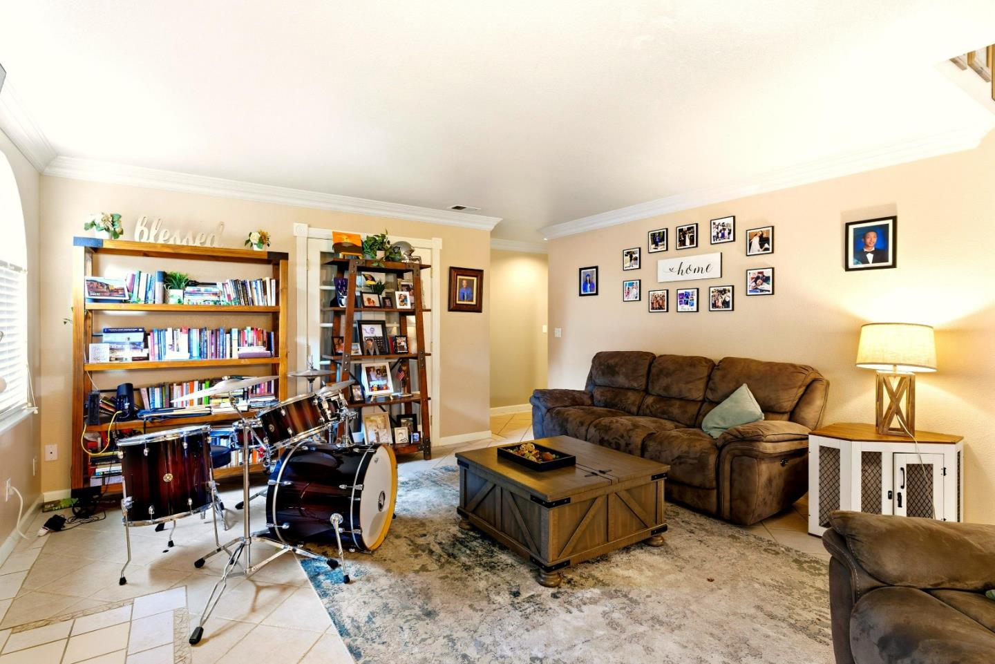 Detail Gallery Image 11 of 28 For 1950 Parkview Cir, Hollister,  CA 95023 - 5 Beds | 3 Baths