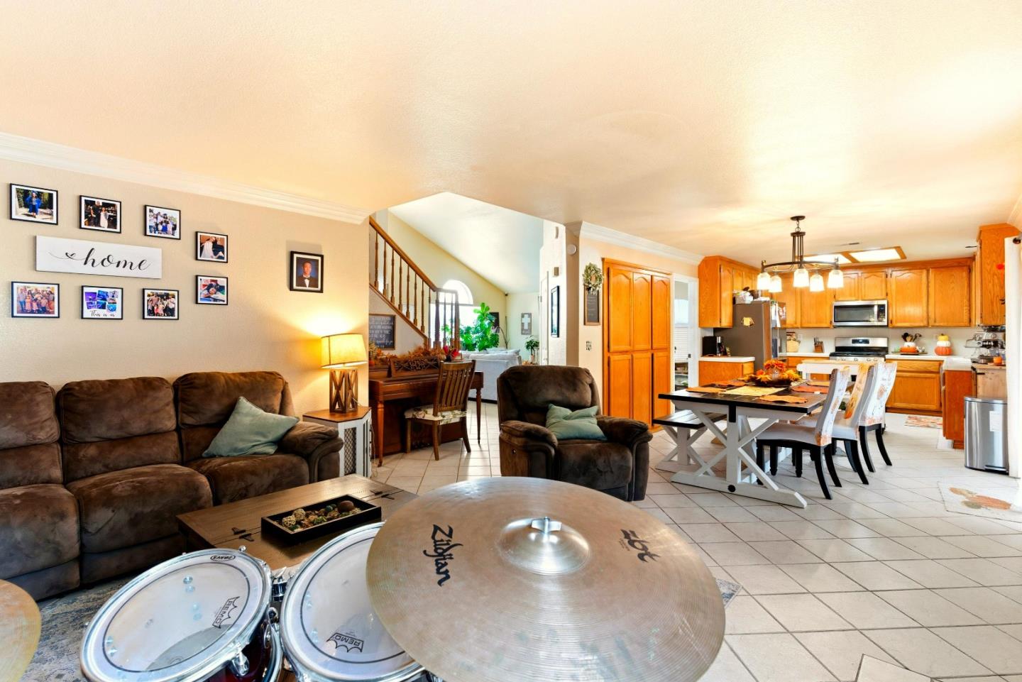 Detail Gallery Image 12 of 28 For 1950 Parkview Cir, Hollister,  CA 95023 - 5 Beds | 3 Baths