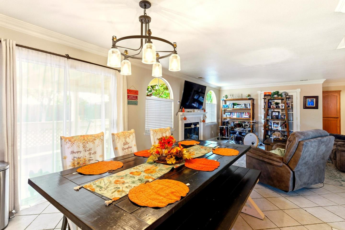 Detail Gallery Image 13 of 28 For 1950 Parkview Cir, Hollister,  CA 95023 - 5 Beds | 3 Baths