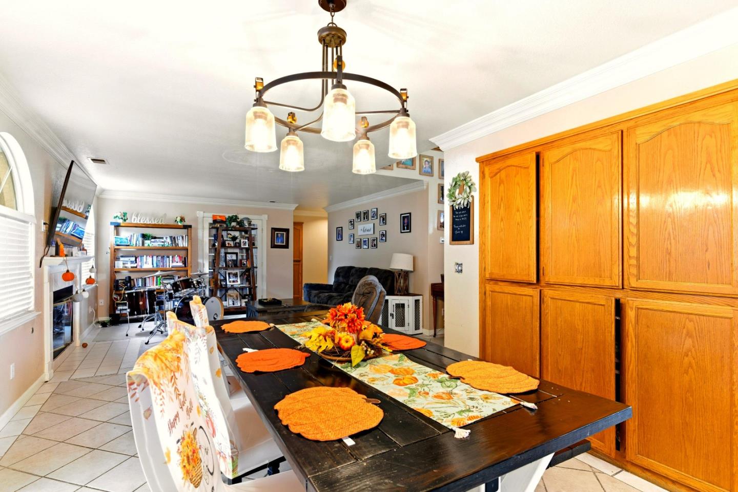 Detail Gallery Image 14 of 28 For 1950 Parkview Cir, Hollister,  CA 95023 - 5 Beds | 3 Baths