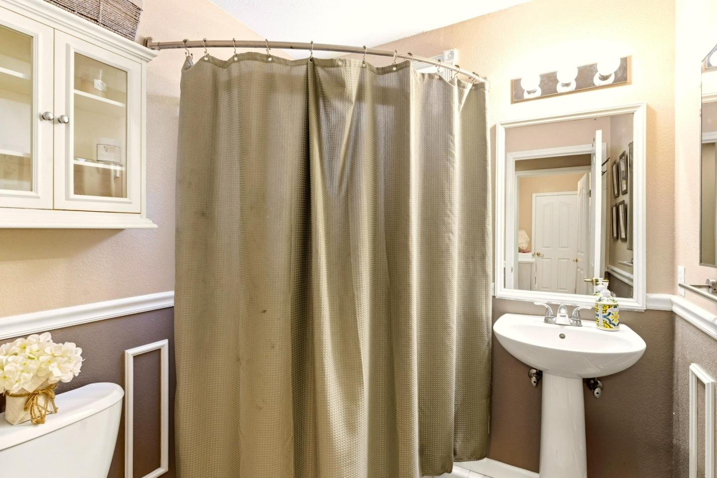 Detail Gallery Image 15 of 28 For 1950 Parkview Cir, Hollister,  CA 95023 - 5 Beds | 3 Baths