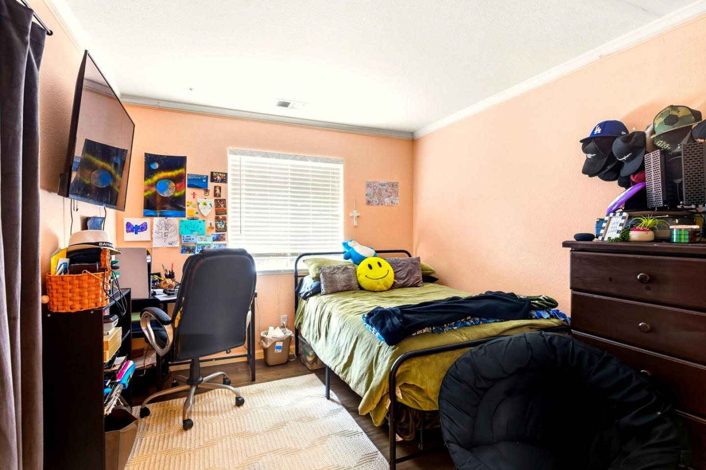 Detail Gallery Image 16 of 28 For 1950 Parkview Cir, Hollister,  CA 95023 - 5 Beds | 3 Baths