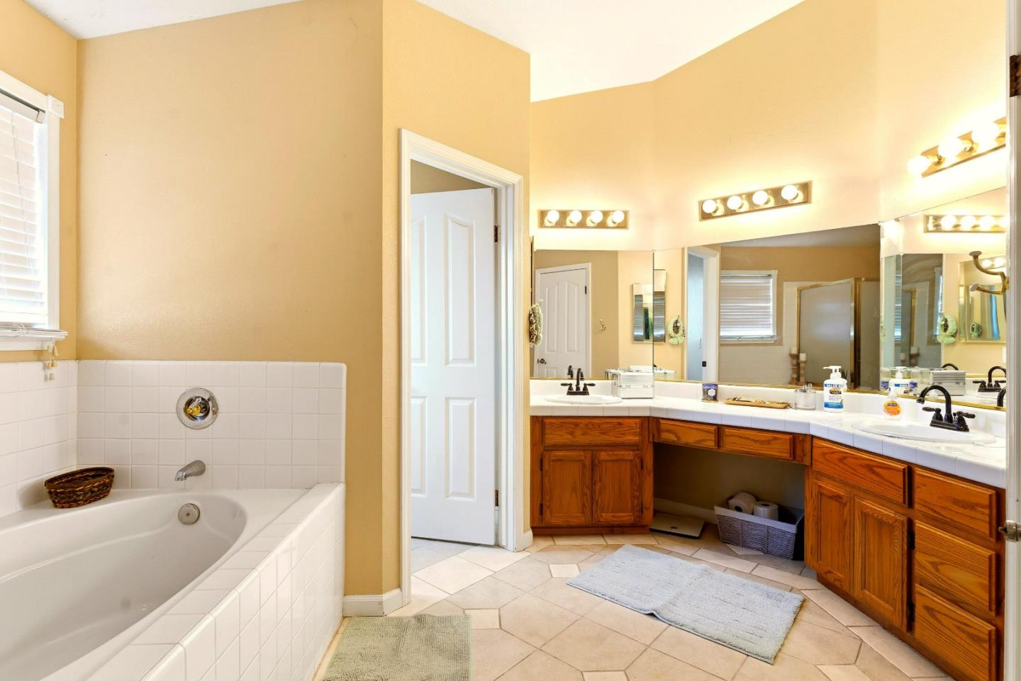 Detail Gallery Image 19 of 28 For 1950 Parkview Cir, Hollister,  CA 95023 - 5 Beds | 3 Baths