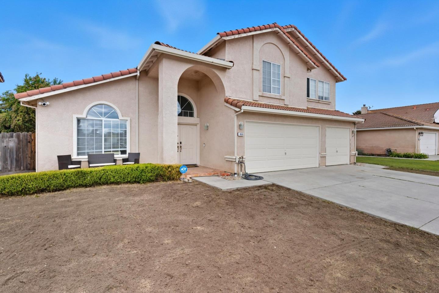 Detail Gallery Image 2 of 28 For 1950 Parkview Cir, Hollister,  CA 95023 - 5 Beds | 3 Baths