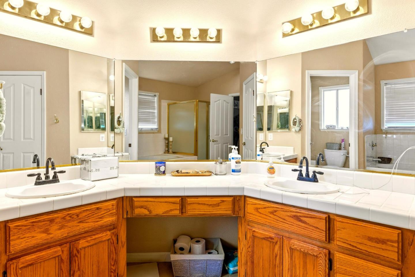 Detail Gallery Image 20 of 28 For 1950 Parkview Cir, Hollister,  CA 95023 - 5 Beds | 3 Baths