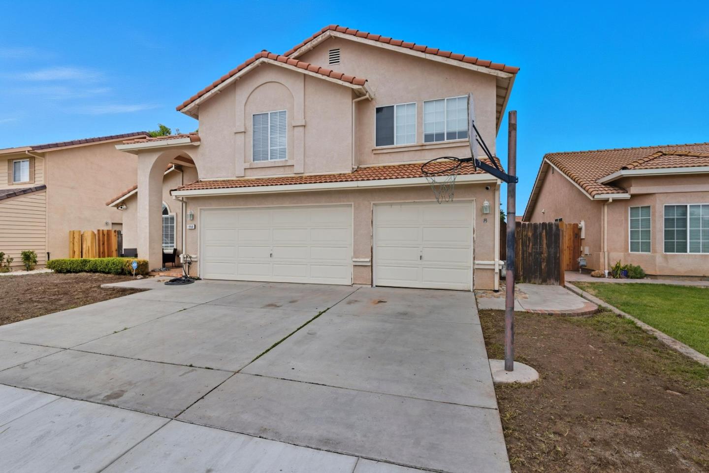 Detail Gallery Image 3 of 28 For 1950 Parkview Cir, Hollister,  CA 95023 - 5 Beds | 3 Baths