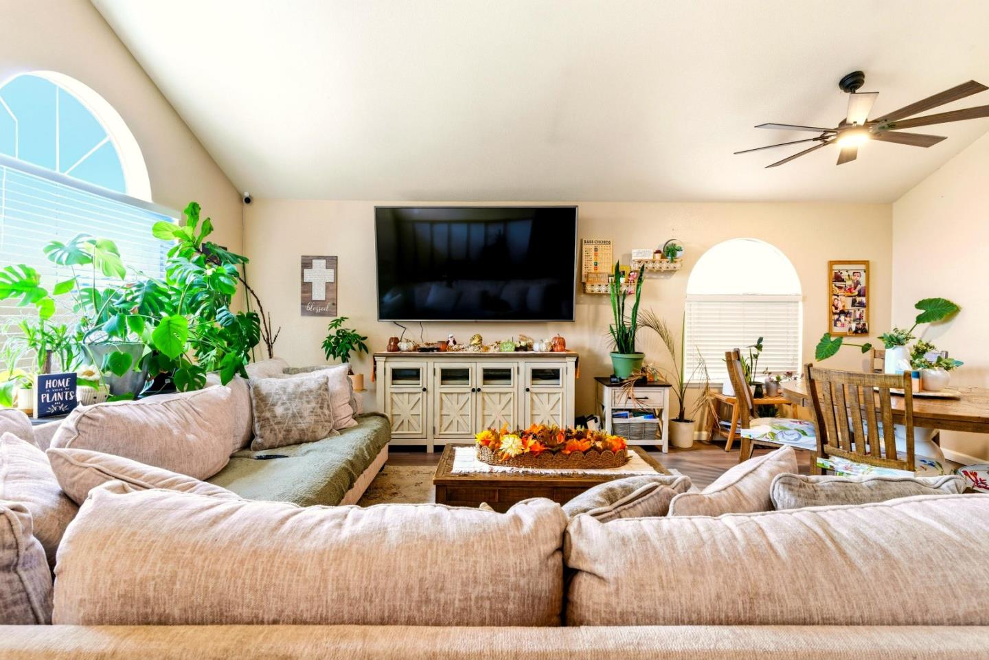 Detail Gallery Image 4 of 28 For 1950 Parkview Cir, Hollister,  CA 95023 - 5 Beds | 3 Baths