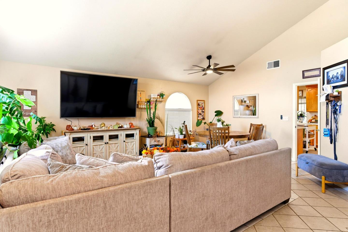 Detail Gallery Image 5 of 28 For 1950 Parkview Cir, Hollister,  CA 95023 - 5 Beds | 3 Baths