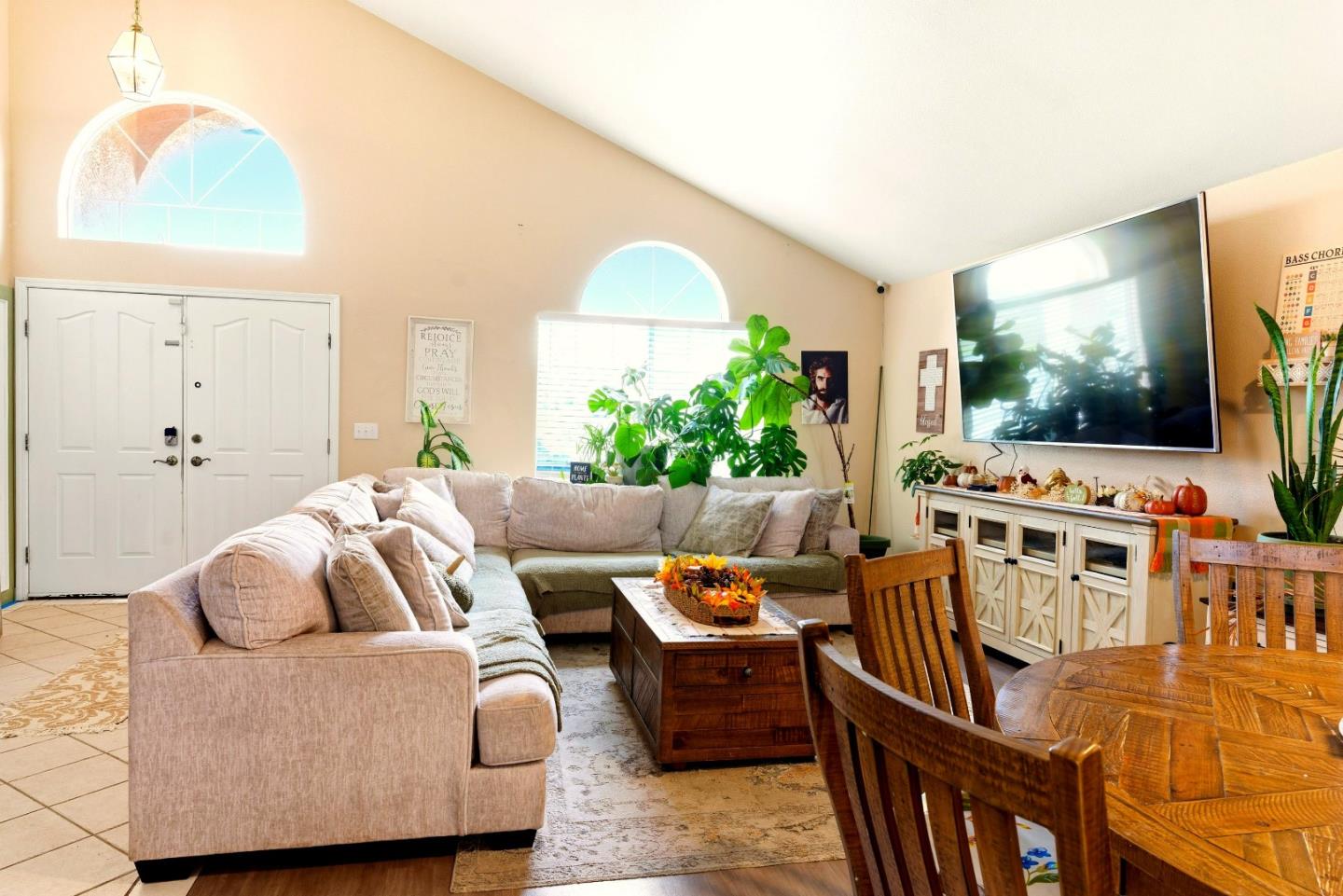 Detail Gallery Image 6 of 28 For 1950 Parkview Cir, Hollister,  CA 95023 - 5 Beds | 3 Baths