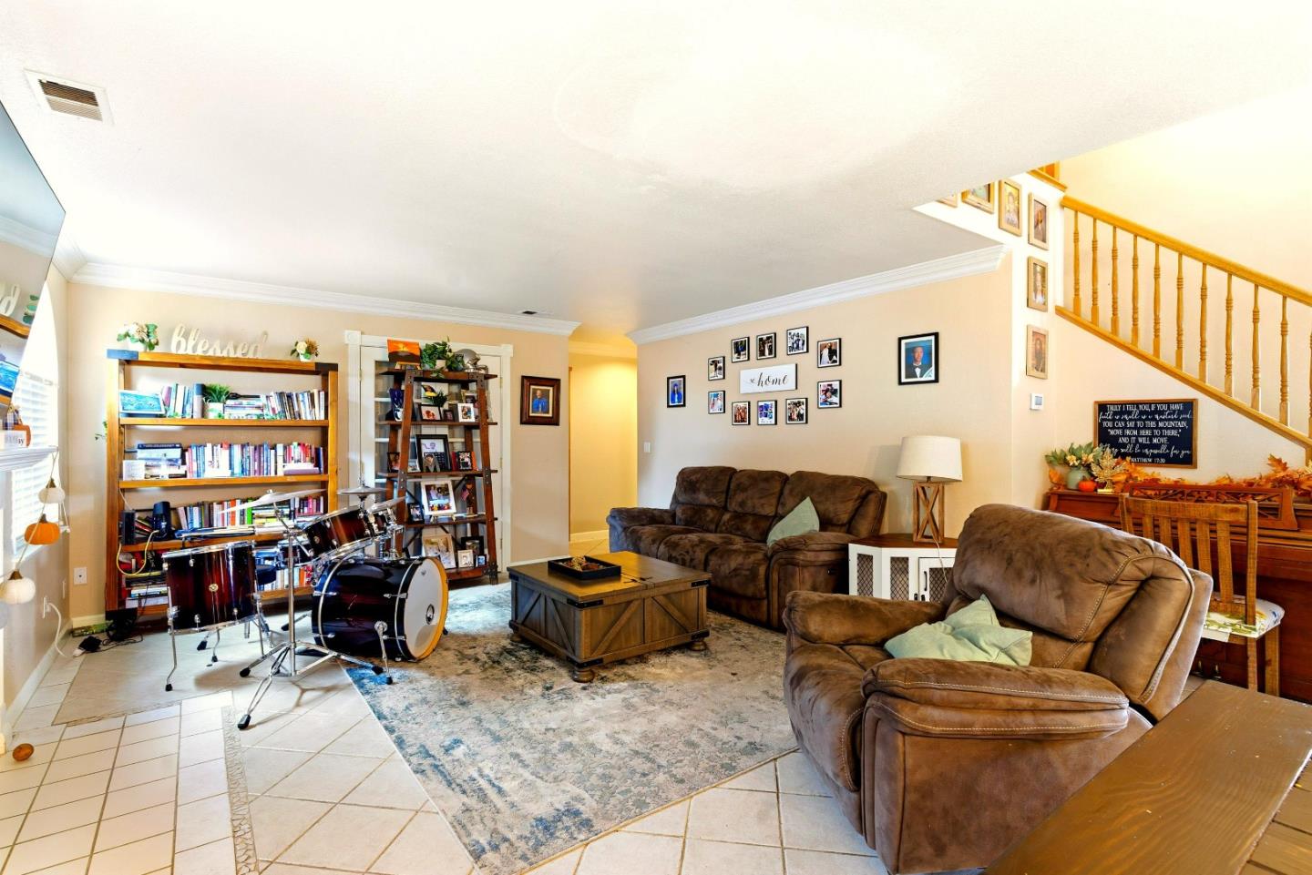 Detail Gallery Image 9 of 28 For 1950 Parkview Cir, Hollister,  CA 95023 - 5 Beds | 3 Baths