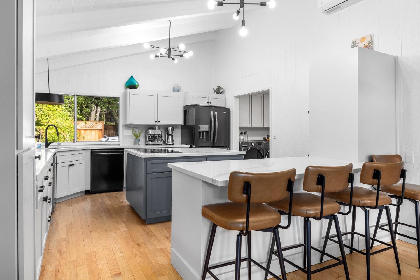 Detail Gallery Image 9 of 68 For 188 Kelly Ln, Santa Cruz,  CA 95060 - 5 Beds | 3 Baths