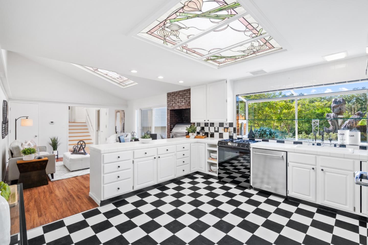 Detail Gallery Image 13 of 51 For 18 Wildwood Dr, San Mateo,  CA 94402 - 4 Beds | 3 Baths