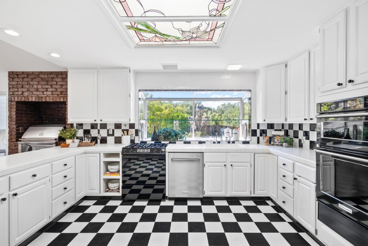 Detail Gallery Image 14 of 51 For 18 Wildwood Dr, San Mateo,  CA 94402 - 4 Beds | 3 Baths