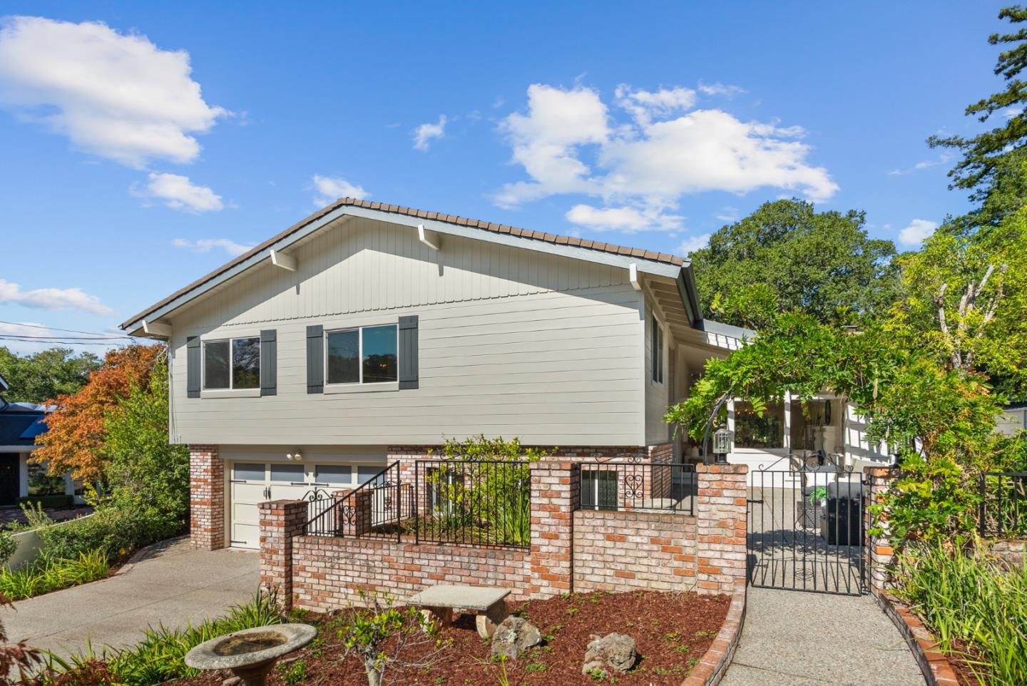 Detail Gallery Image 2 of 51 For 18 Wildwood Dr, San Mateo,  CA 94402 - 4 Beds | 3 Baths