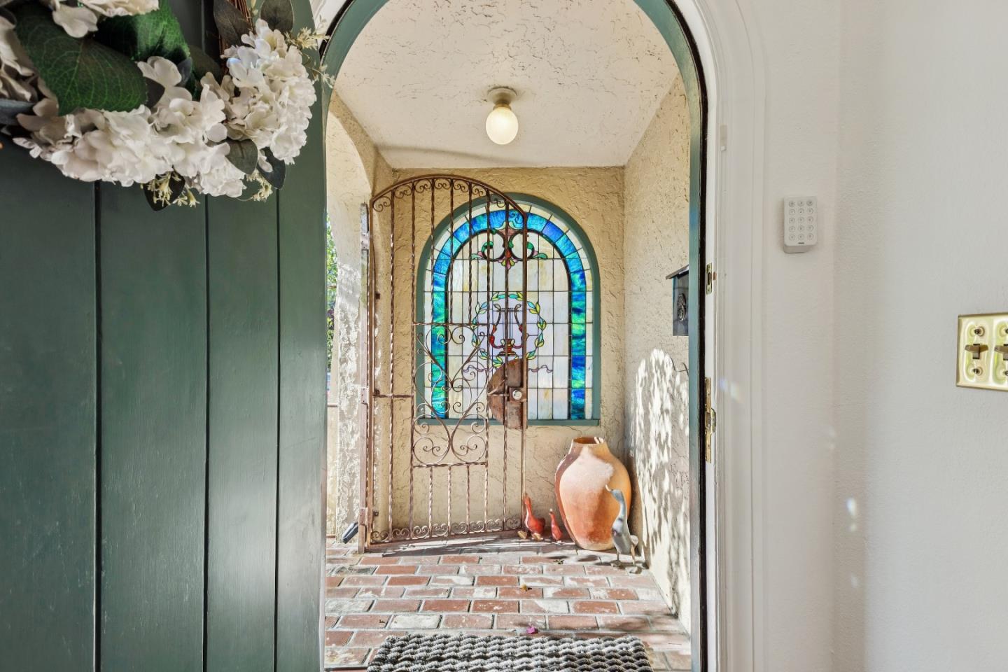 Detail Gallery Image 3 of 33 For 732 Paloma Ave, Burlingame,  CA 94010 - 2 Beds | 2 Baths