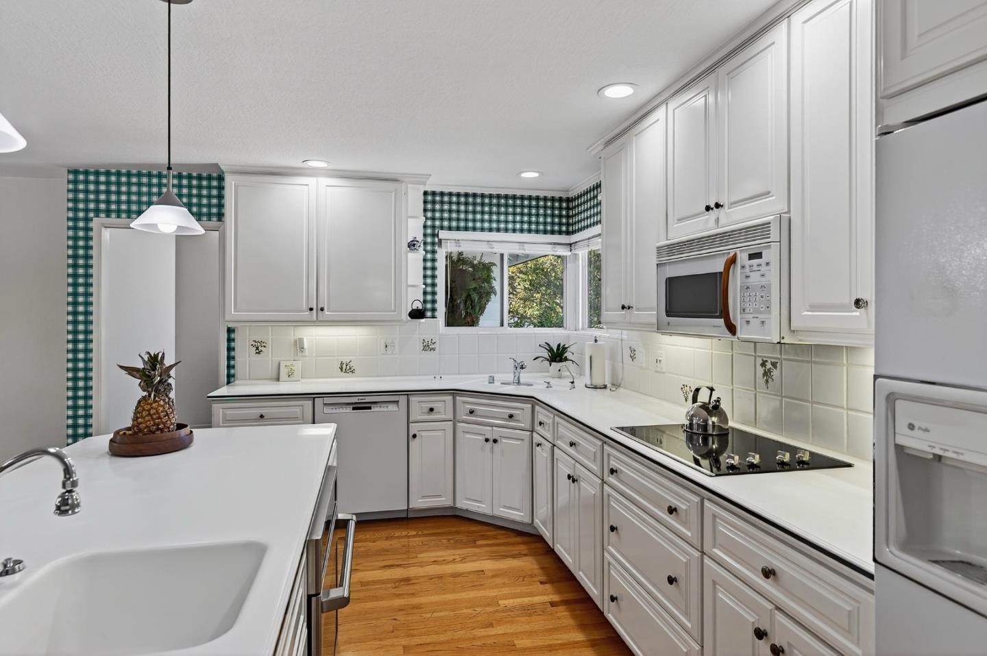 Detail Gallery Image 10 of 30 For 3370 Pearltone Dr, San Jose,  CA 95117 - 4 Beds | 2/1 Baths