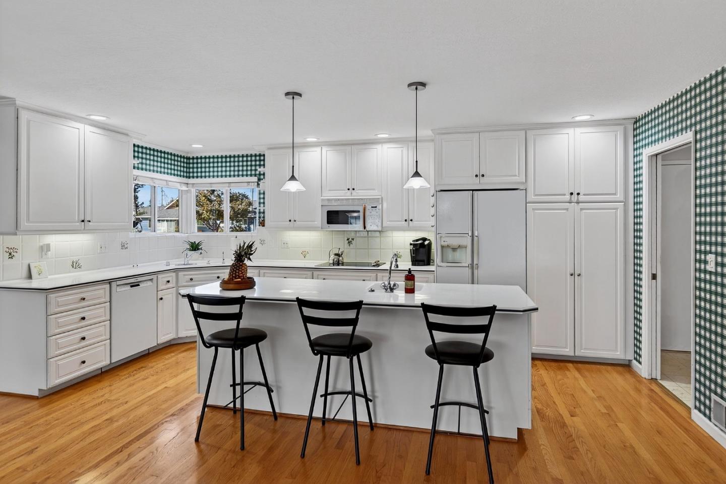 Detail Gallery Image 7 of 30 For 3370 Pearltone Dr, San Jose,  CA 95117 - 4 Beds | 2/1 Baths