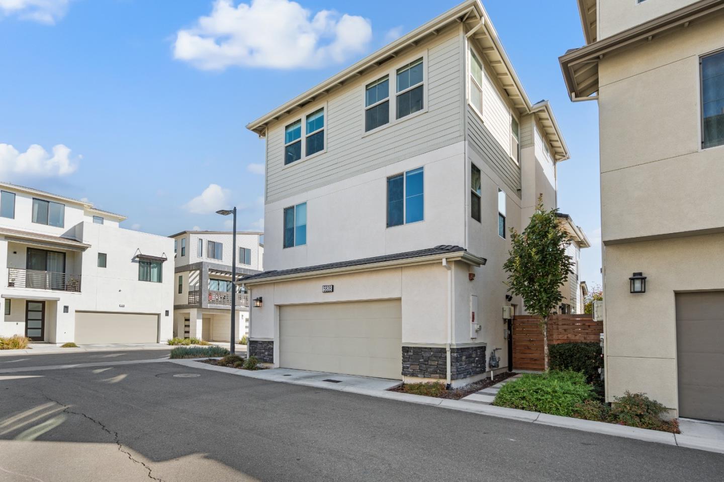 Detail Gallery Image 40 of 50 For 5828 Iron Horse Pkwy, Dublin,  CA 94568 - 5 Beds | 4 Baths