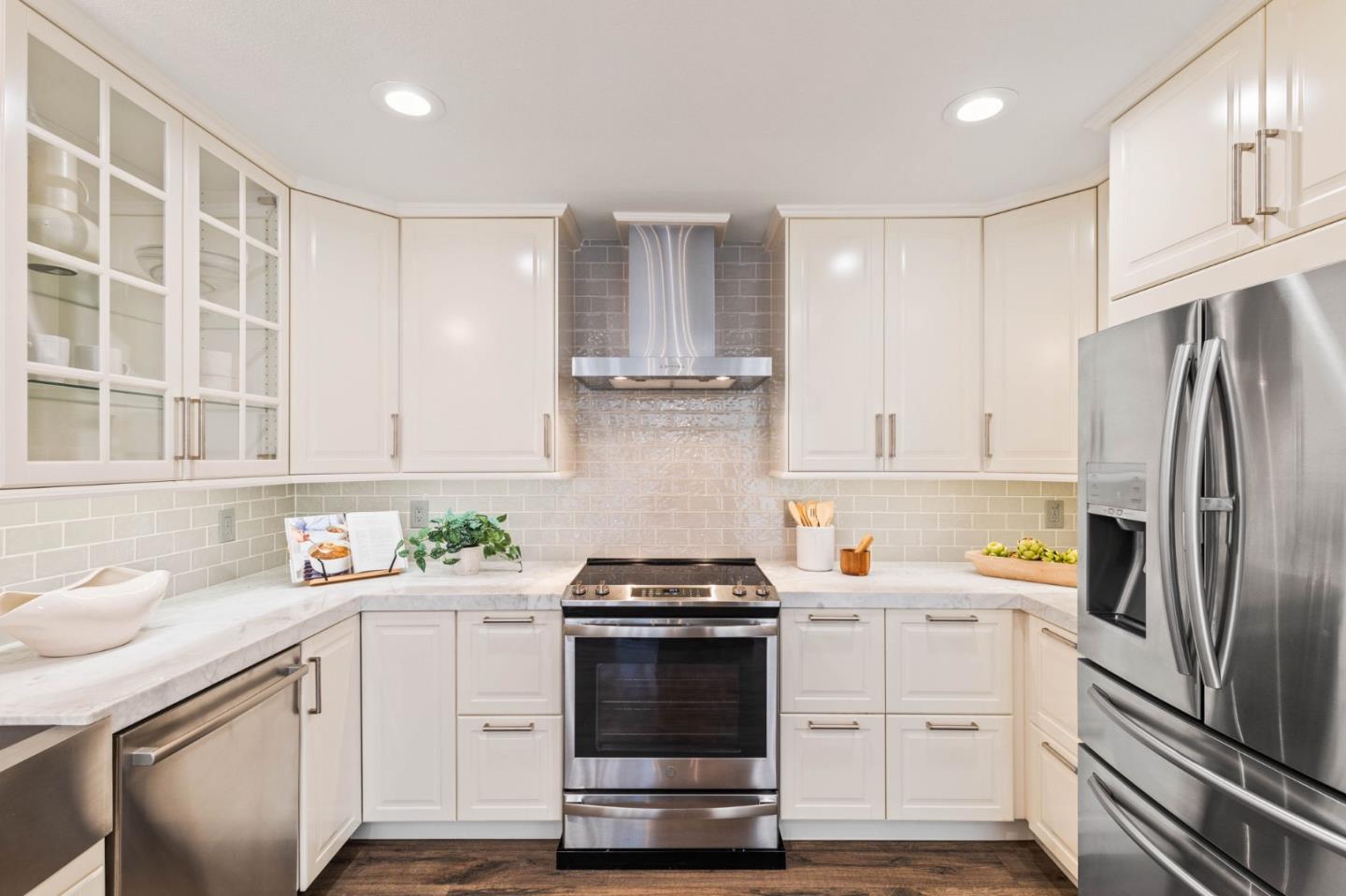 Detail Gallery Image 11 of 56 For 11 Lilly Ln, San Carlos,  CA 94070 - 3 Beds | 2/1 Baths