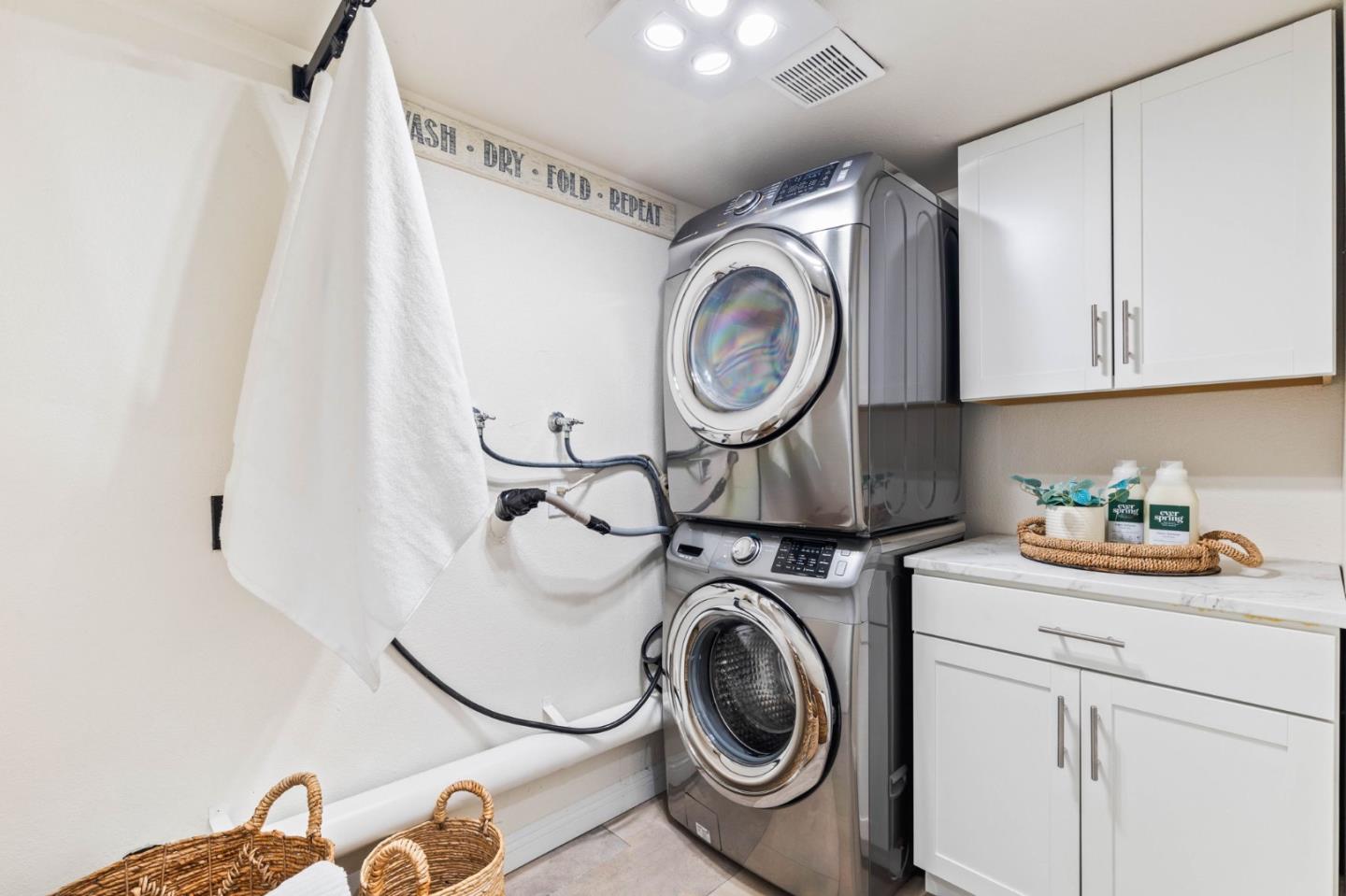 Detail Gallery Image 15 of 56 For 11 Lilly Ln, San Carlos,  CA 94070 - 3 Beds | 2/1 Baths