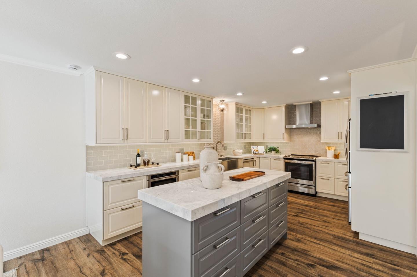 Detail Gallery Image 8 of 56 For 11 Lilly Ln, San Carlos,  CA 94070 - 3 Beds | 2/1 Baths