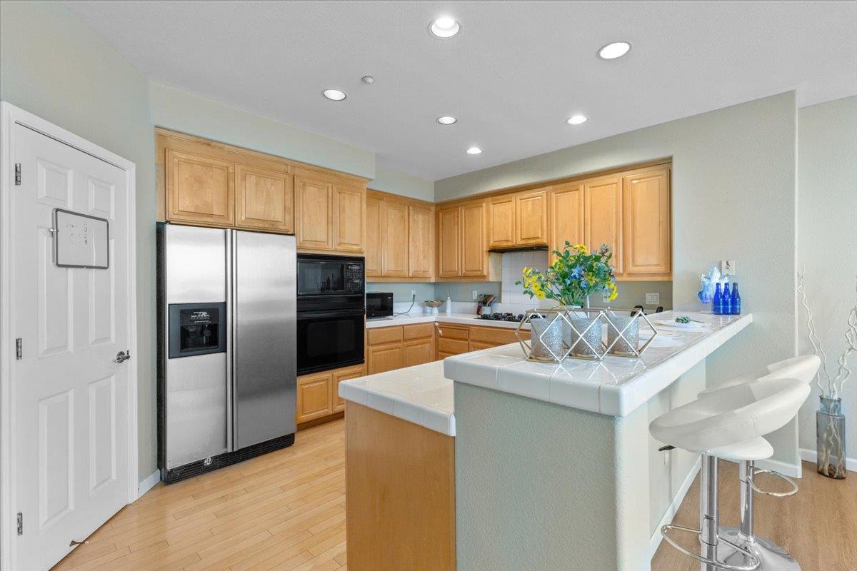 Detail Gallery Image 14 of 39 For 133 Cliff Swallow Ct, Brisbane,  CA 94005 - 3 Beds | 2/1 Baths