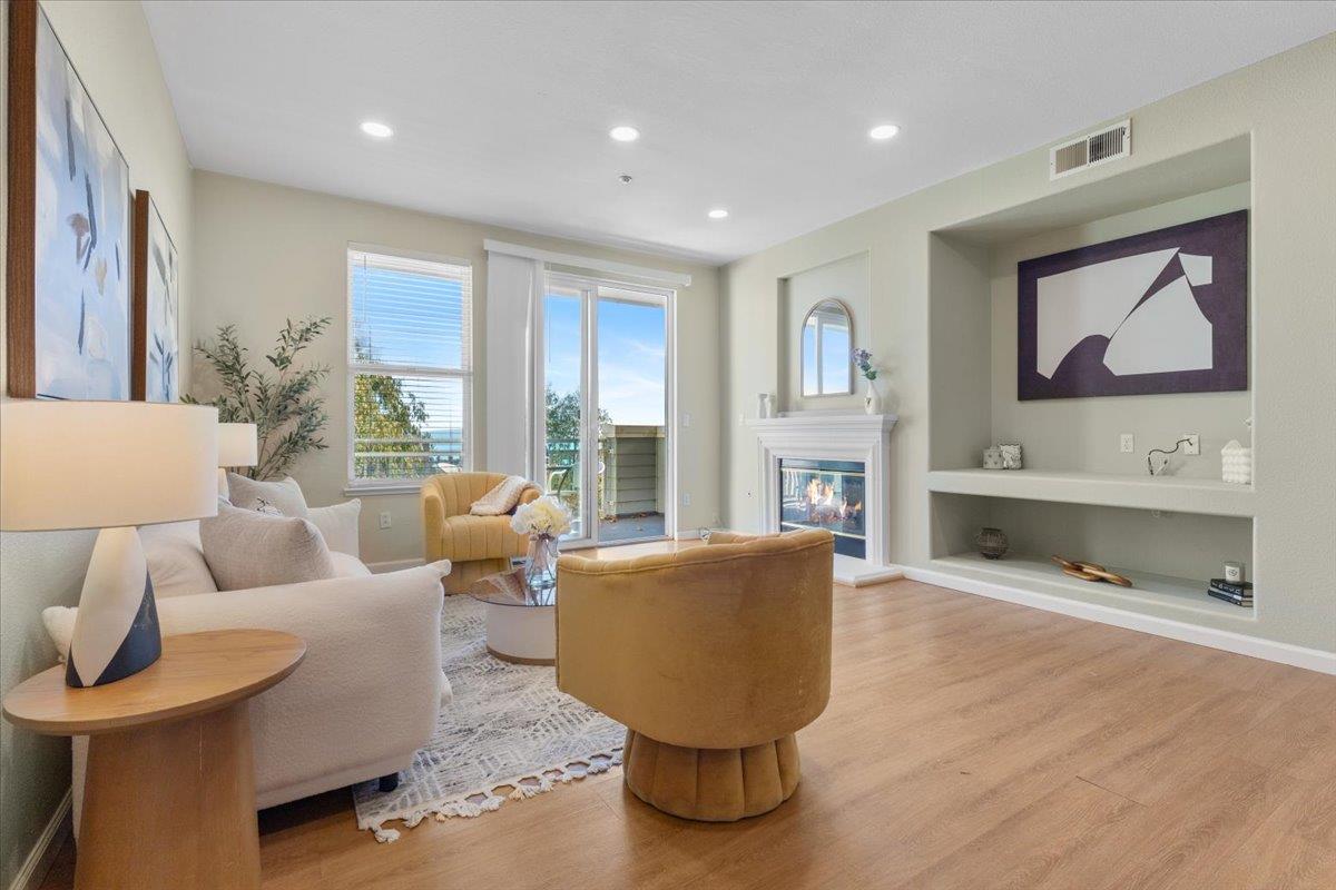 Detail Gallery Image 4 of 39 For 133 Cliff Swallow Ct, Brisbane,  CA 94005 - 3 Beds | 2/1 Baths