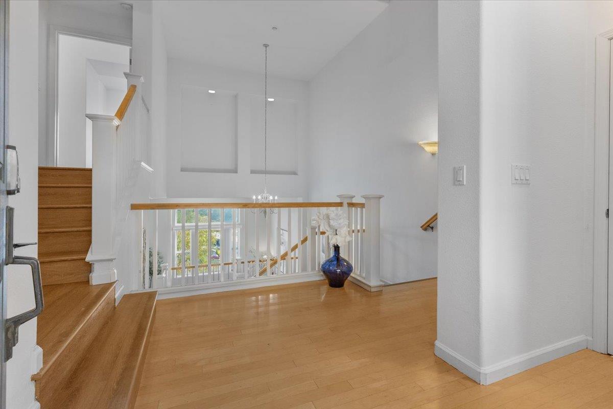 Detail Gallery Image 7 of 39 For 133 Cliff Swallow Ct, Brisbane,  CA 94005 - 3 Beds | 2/1 Baths