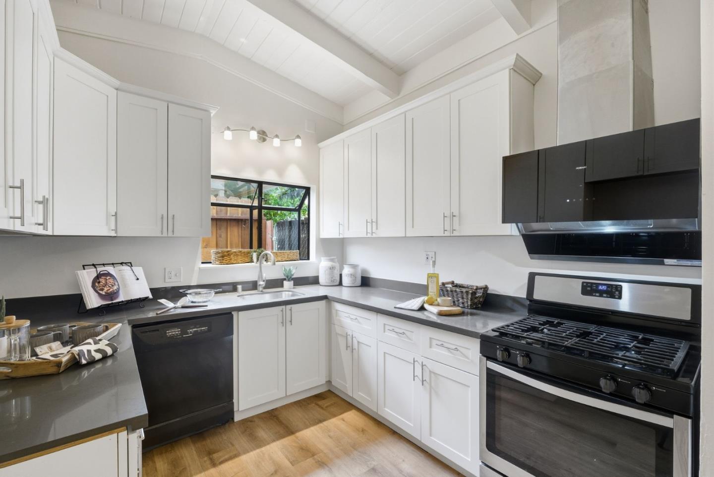 Detail Gallery Image 7 of 30 For 2544 Illinois St, East Palo Alto,  CA 94303 - 3 Beds | 1 Baths