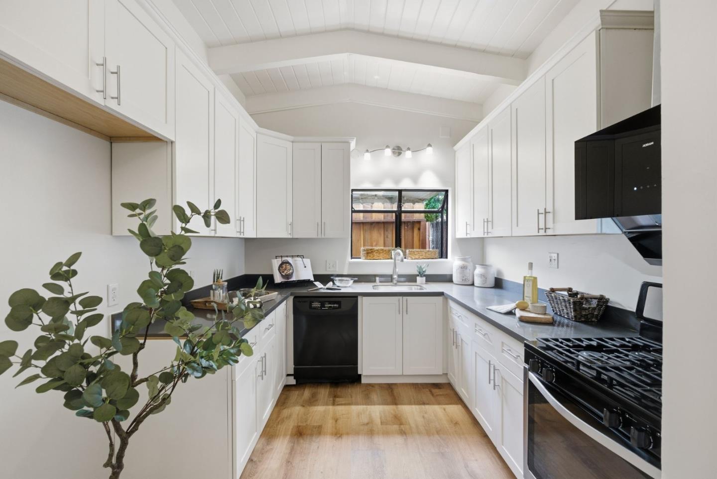 Detail Gallery Image 8 of 30 For 2544 Illinois St, East Palo Alto,  CA 94303 - 3 Beds | 1 Baths