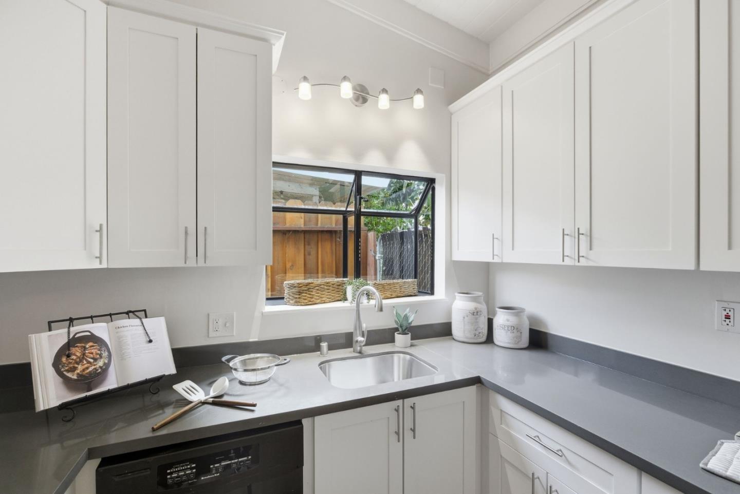 Detail Gallery Image 9 of 30 For 2544 Illinois St, East Palo Alto,  CA 94303 - 3 Beds | 1 Baths