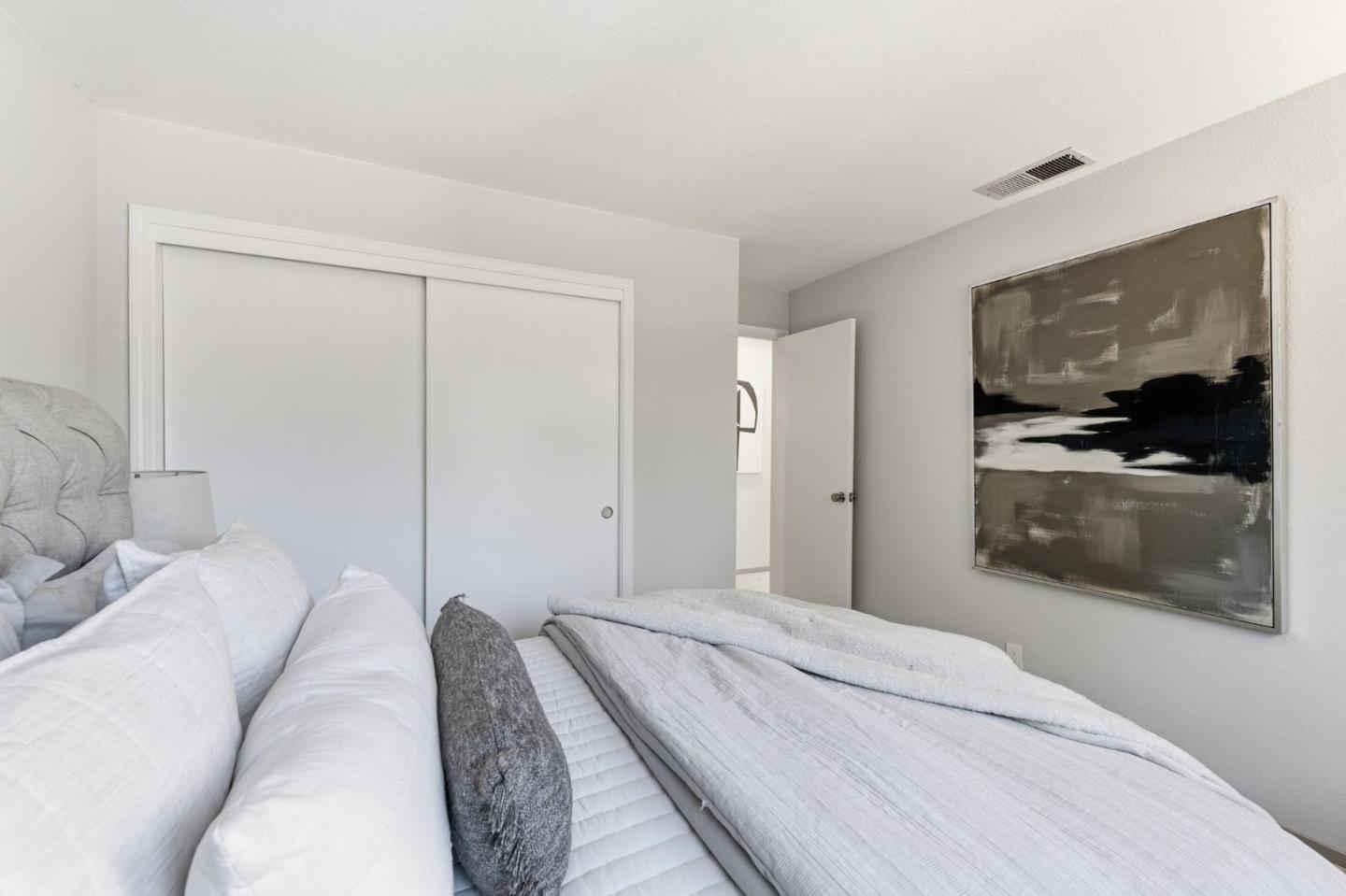 Detail Gallery Image 14 of 33 For 1962 Menalto #B,  Menlo Park,  CA 94025 - 3 Beds | 2/1 Baths