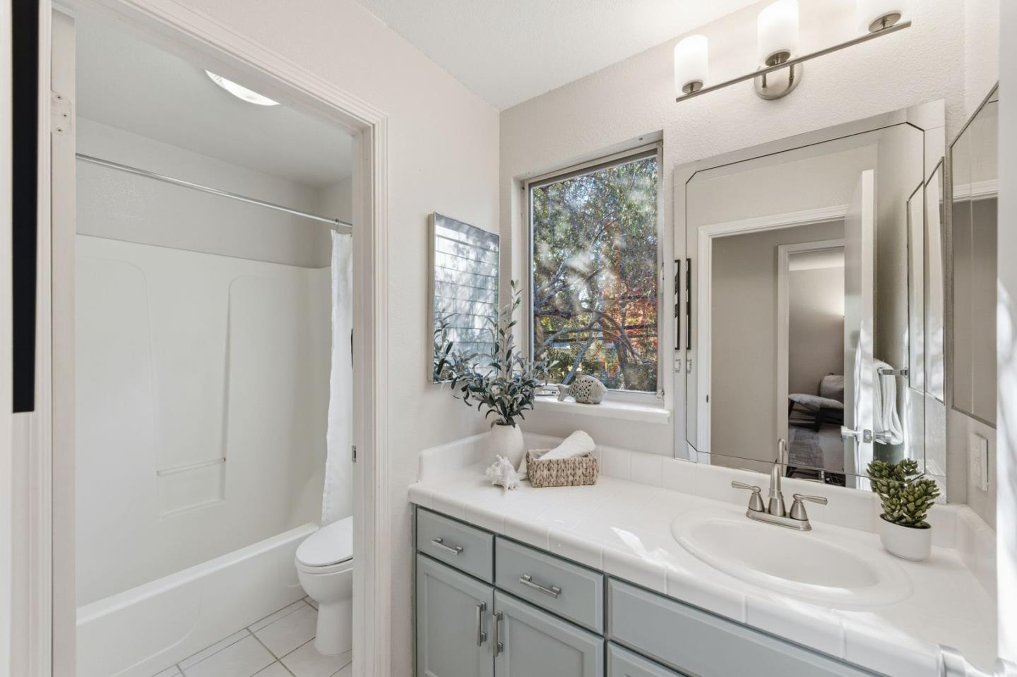 Detail Gallery Image 15 of 33 For 1962 Menalto #B,  Menlo Park,  CA 94025 - 3 Beds | 2/1 Baths