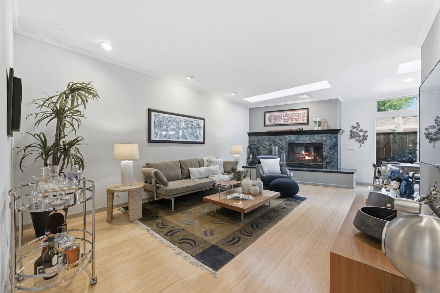 Detail Gallery Image 3 of 33 For 1962 Menalto #B,  Menlo Park,  CA 94025 - 3 Beds | 2/1 Baths