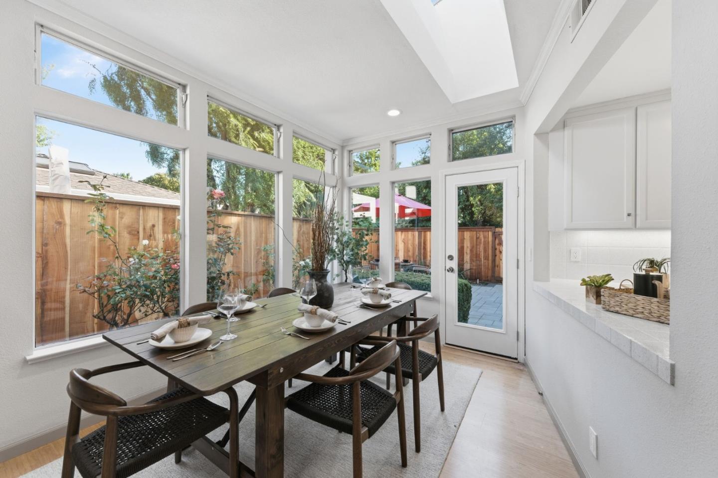 Detail Gallery Image 6 of 33 For 1962 Menalto #B,  Menlo Park,  CA 94025 - 3 Beds | 2/1 Baths