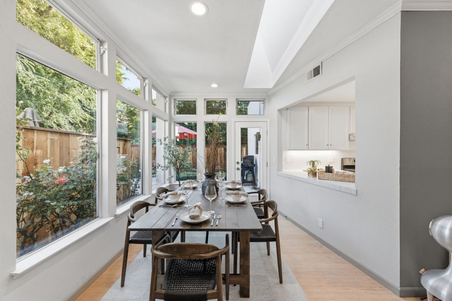 Detail Gallery Image 7 of 33 For 1962 Menalto #B,  Menlo Park,  CA 94025 - 3 Beds | 2/1 Baths