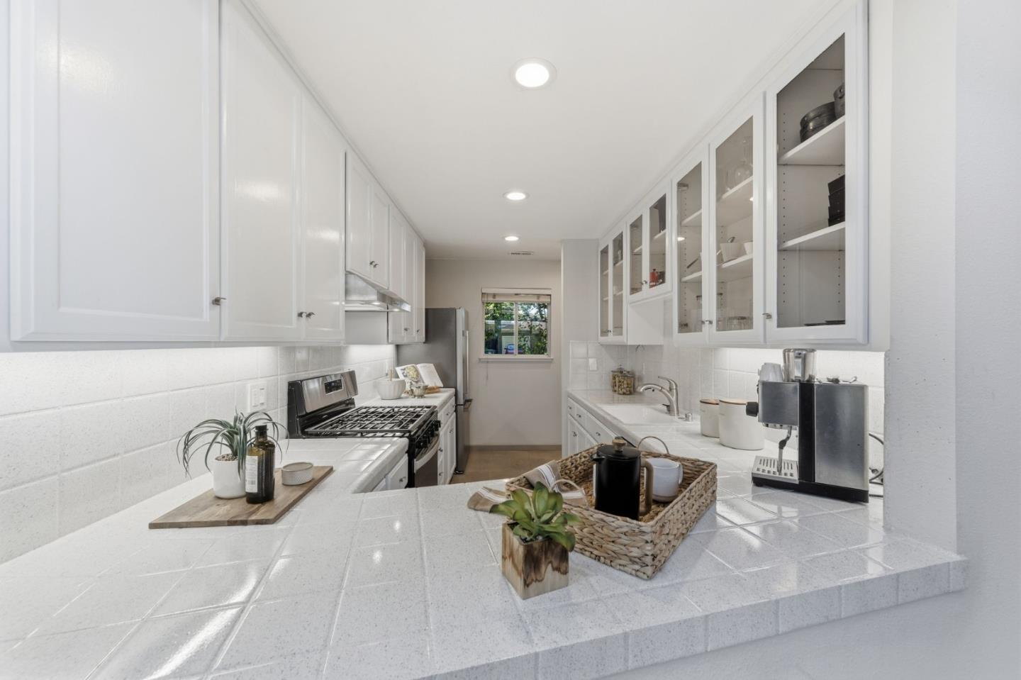 Detail Gallery Image 8 of 33 For 1962 Menalto #B,  Menlo Park,  CA 94025 - 3 Beds | 2/1 Baths