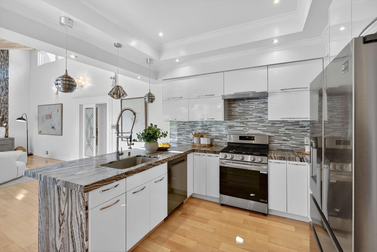 Detail Gallery Image 7 of 64 For 30 Bluebell Ln, Hillsborough,  CA 94010 - 4 Beds | 3/1 Baths