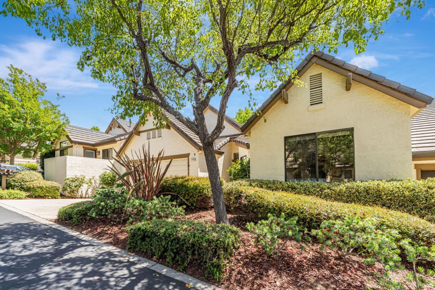 Detail Gallery Image 2 of 35 For 7638 Falkirk Dr, San Jose,  CA 95135 - 2 Beds | 2 Baths