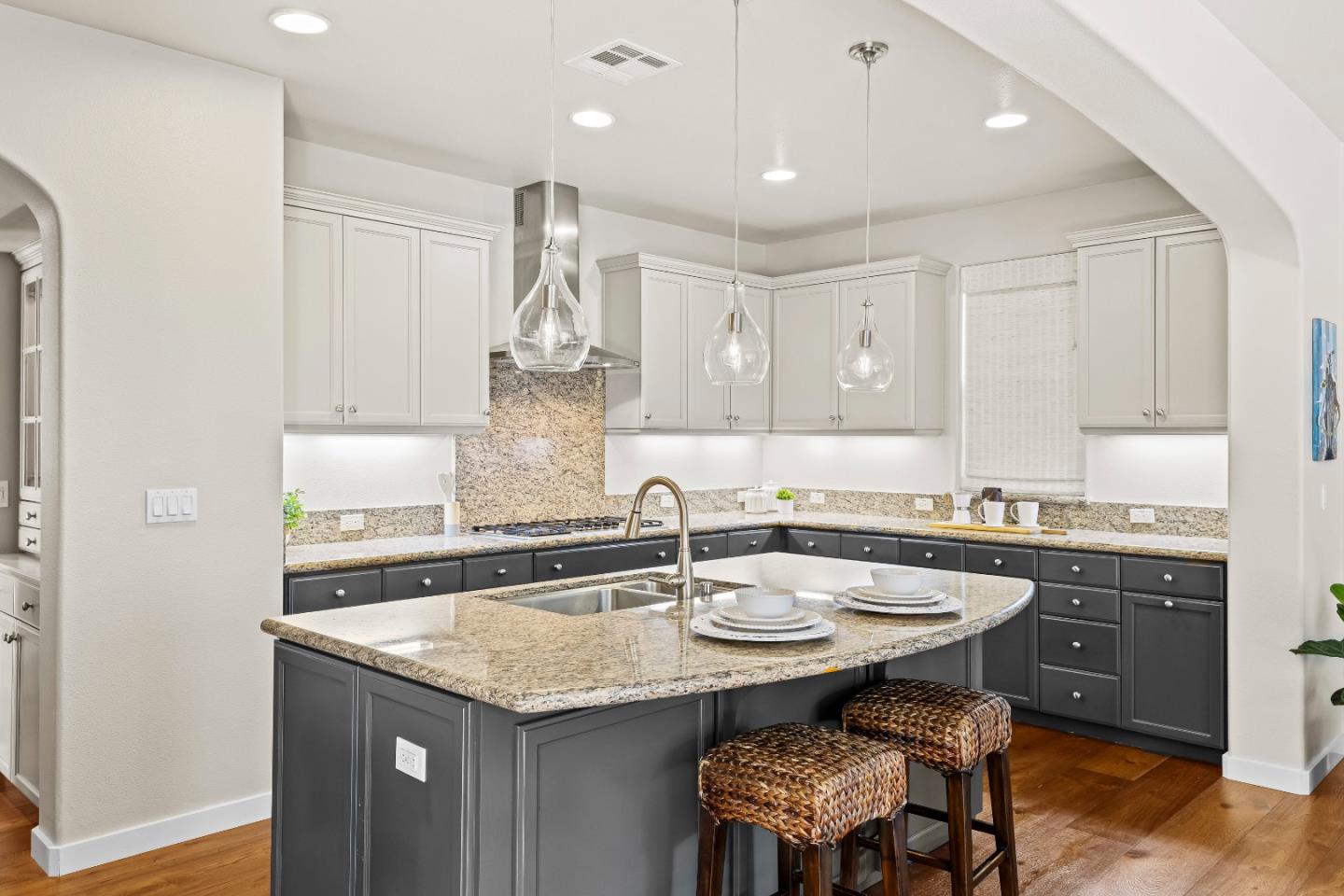 Detail Gallery Image 4 of 40 For 2846 Roundstone Dr, Gilroy,  CA 95020 - 5 Beds | 3/1 Baths