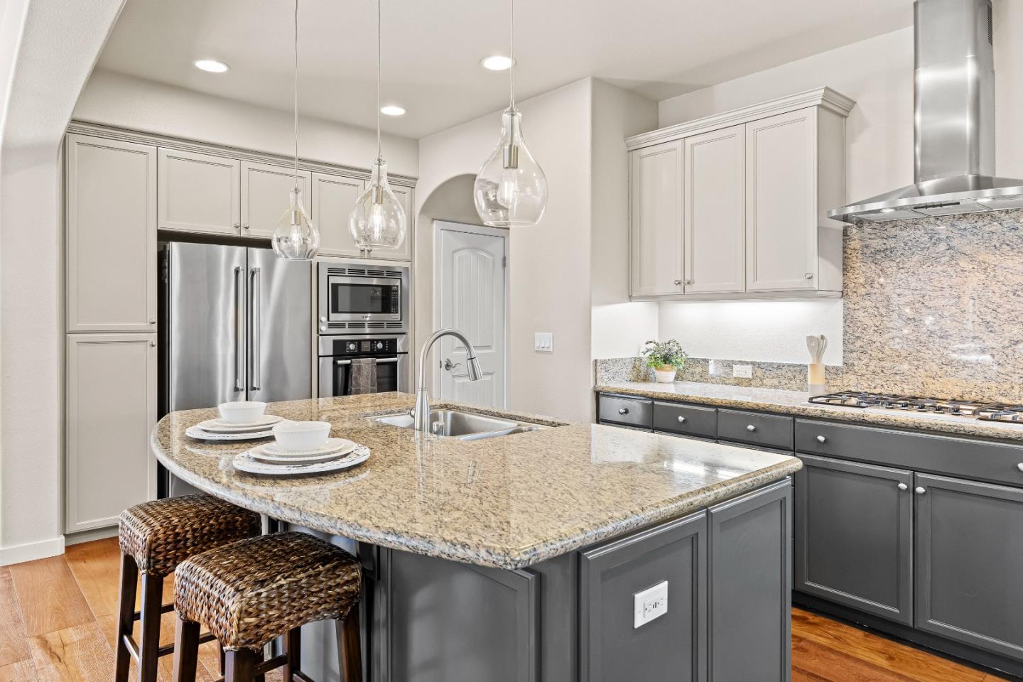 Detail Gallery Image 5 of 40 For 2846 Roundstone Dr, Gilroy,  CA 95020 - 5 Beds | 3/1 Baths