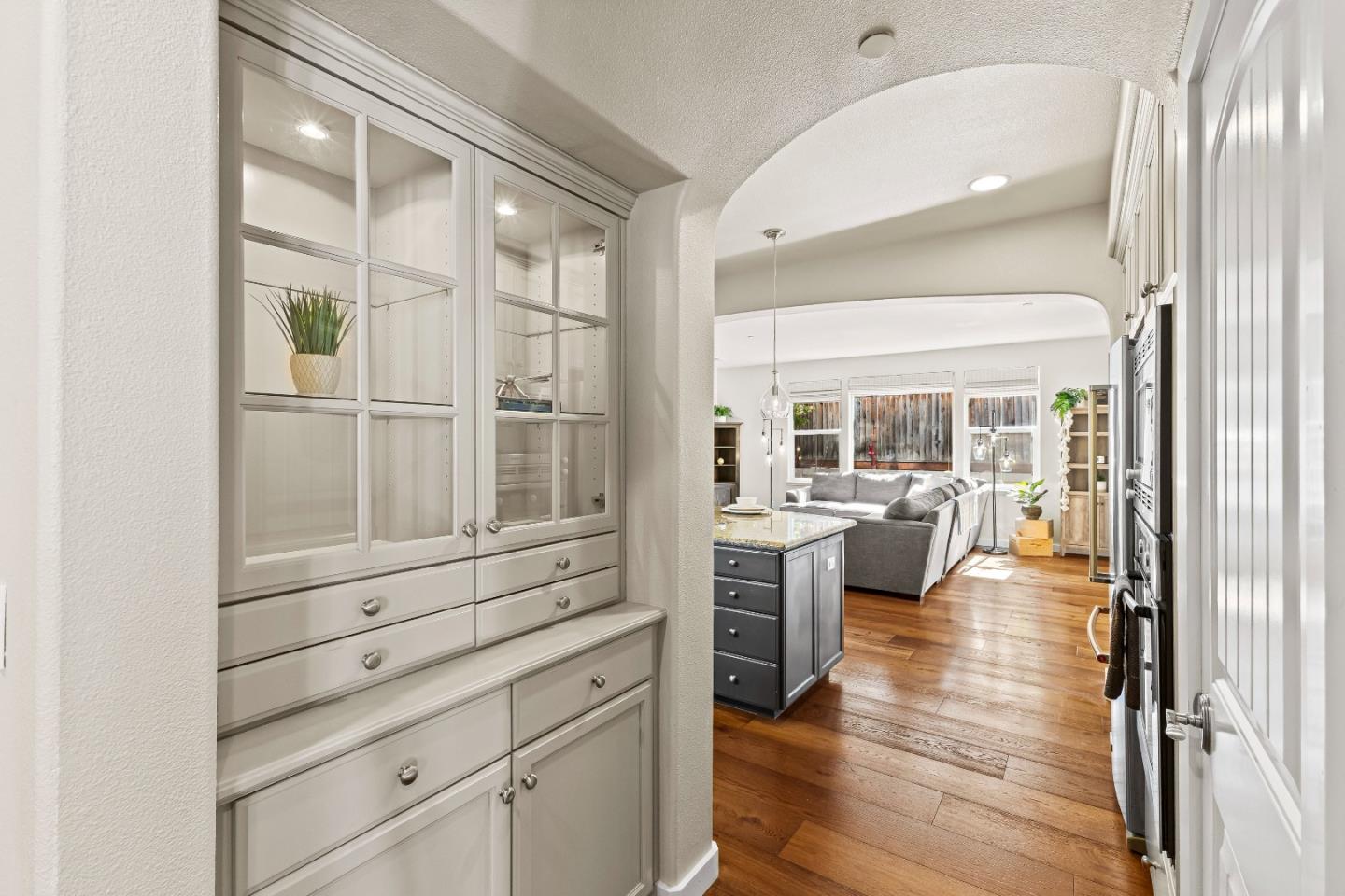 Detail Gallery Image 8 of 40 For 2846 Roundstone Dr, Gilroy,  CA 95020 - 5 Beds | 3/1 Baths