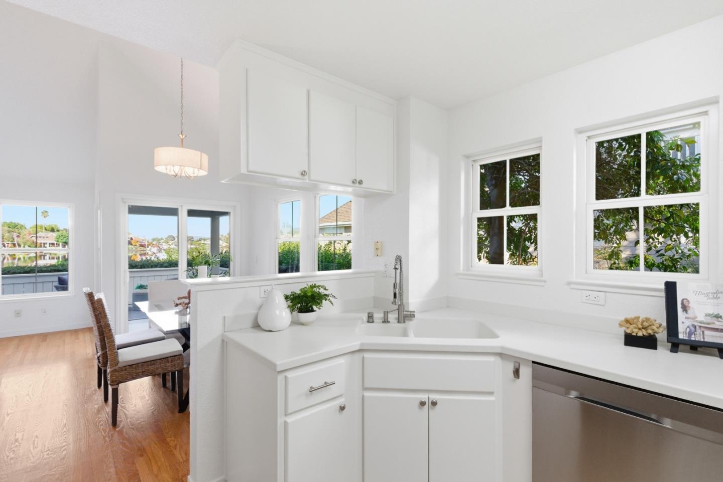 Detail Gallery Image 11 of 31 For 1024 Rudder Ln, Foster City,  CA 94404 - 2 Beds | 2/1 Baths