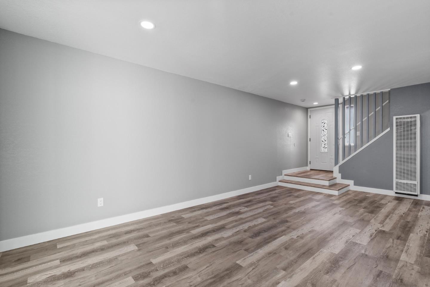 Detail Gallery Image 10 of 40 For 912 Acosta Plz #11,  Salinas,  CA 93905 - 4 Beds | 1/1 Baths