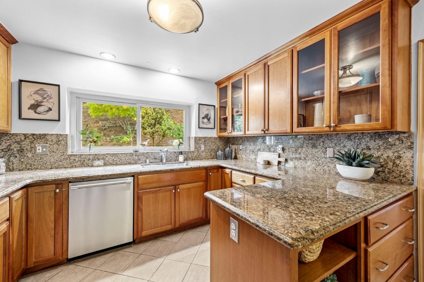 Detail Gallery Image 10 of 57 For 2713 Comstock Cir, Belmont,  CA 94002 - 5 Beds | 2/1 Baths