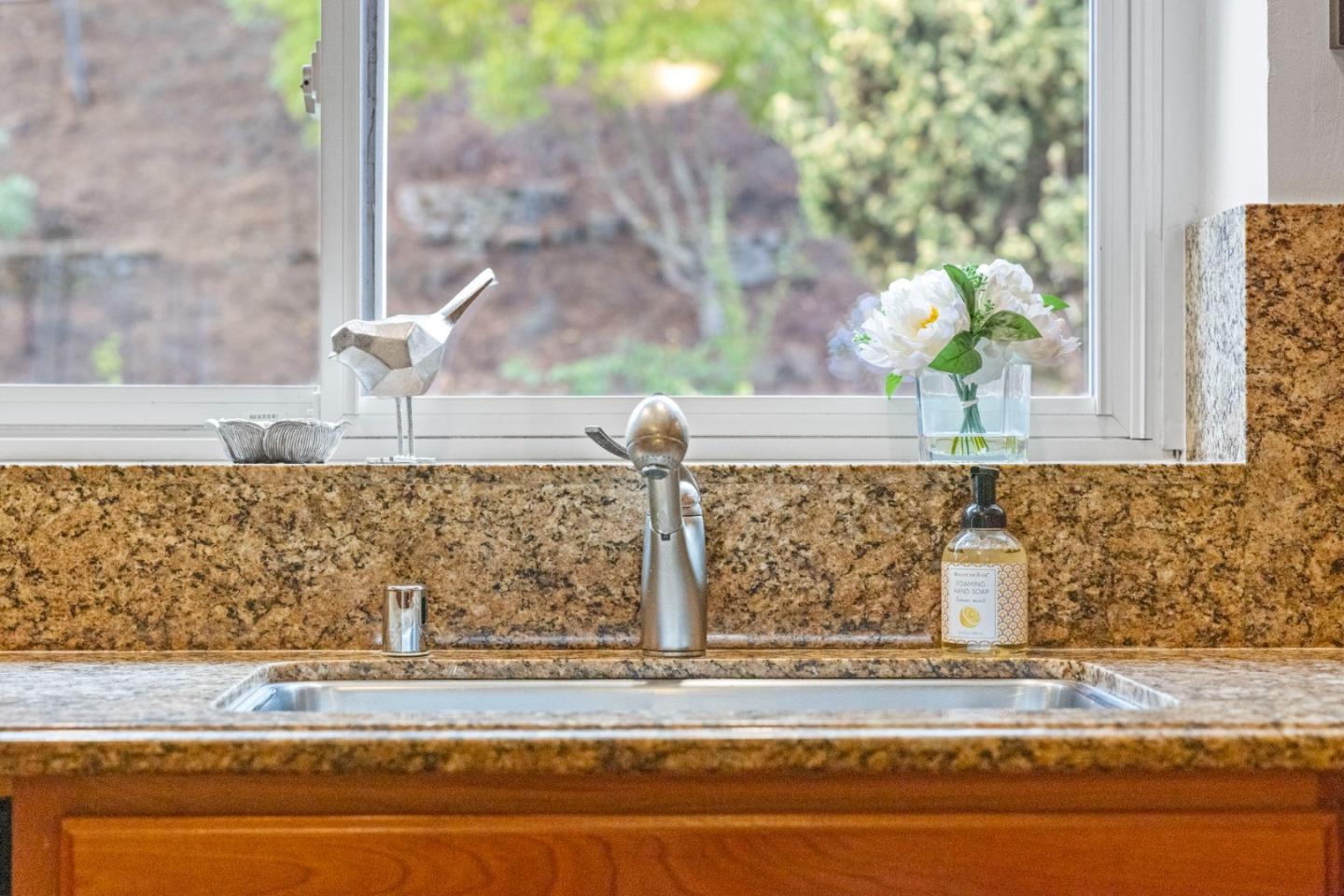 Detail Gallery Image 11 of 57 For 2713 Comstock Cir, Belmont,  CA 94002 - 5 Beds | 2/1 Baths