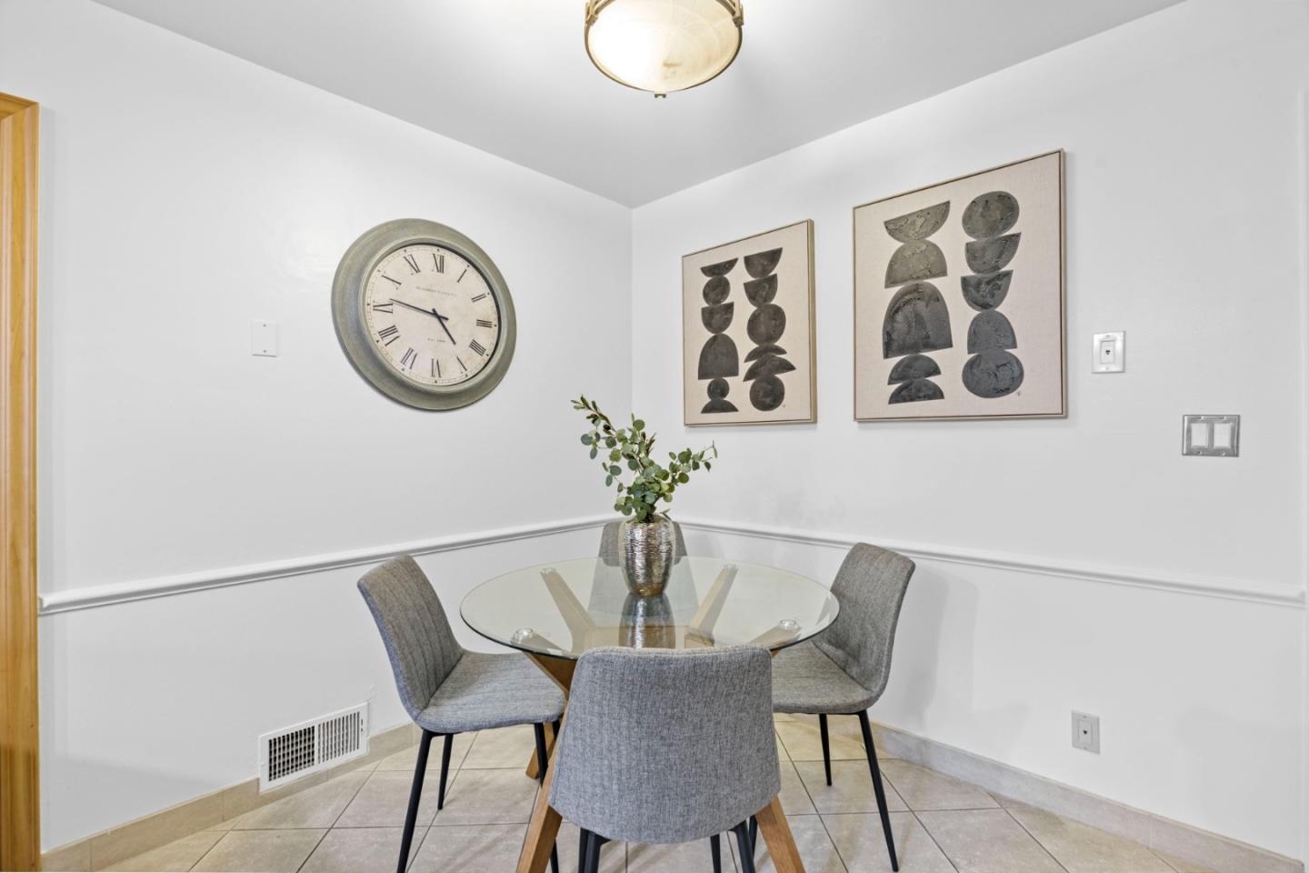 Detail Gallery Image 15 of 57 For 2713 Comstock Cir, Belmont,  CA 94002 - 5 Beds | 2/1 Baths