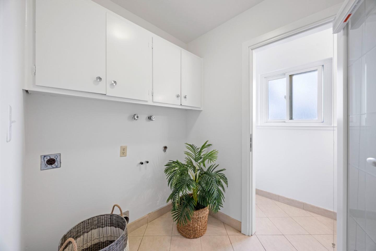 Detail Gallery Image 28 of 57 For 2713 Comstock Cir, Belmont,  CA 94002 - 5 Beds | 2/1 Baths